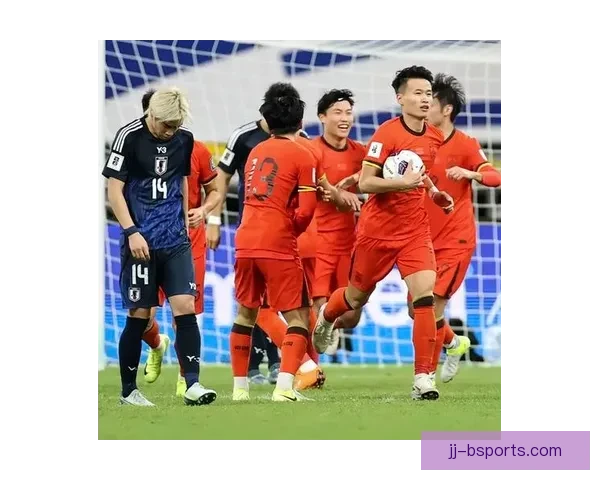 日本队在世预赛中以2比0战胜沙特队成功夺取宝贵三分